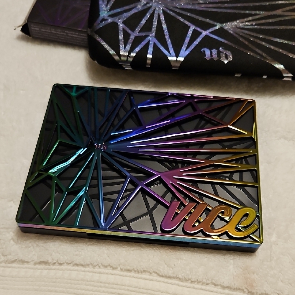 Urban Decay Vice Eyeshadow Palette - Purple and Black - Picture 6 of 9